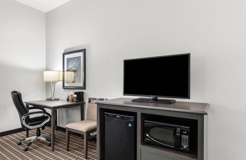 Pearsall Hotel | Quality Inn & Suites Pearsall
