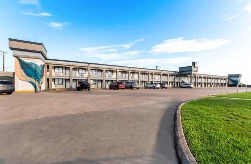 Port Lavaca Hotel | Quality Inn & Suites Port Lavaca near Lighthouse Beach