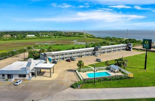 Port Lavaca Hotel | Quality Inn & Suites Port Lavaca near Lighthouse Beach