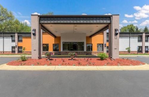 Portage Hotel | Quality Inn & Suites Portage Central