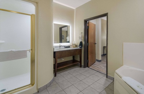 Roanoke Hotel | Quality Inn & Suites Roanoke - Fort Worth North