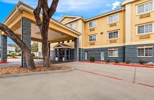 Hollywood Park Hotel | Quality Inn & Suites San Antonio Airport - Stone Oak