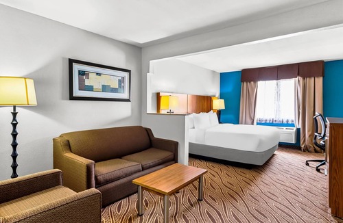 Hollywood Park Hotel | Quality Inn & Suites San Antonio Airport - Stone Oak