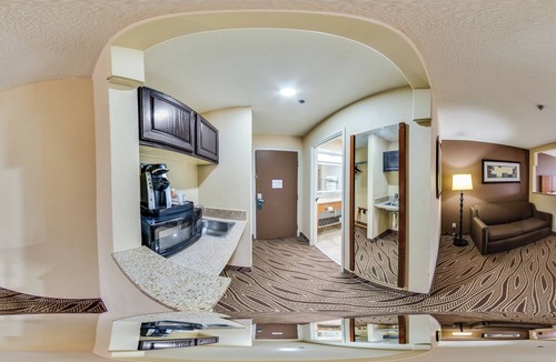 Hollywood Park Hotel | Quality Inn & Suites San Antonio Airport - Stone Oak