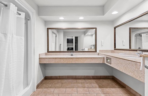 Hollywood Park Hotel | Quality Inn & Suites San Antonio Airport - Stone Oak