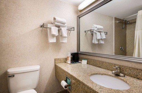 Lindbergh Lawns Hotel | Quality Inn & Suites Syracuse Fairgrounds