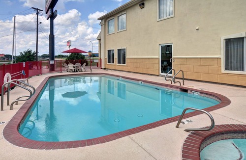 Terrell Hotel | Quality Inn & Suites Terrell