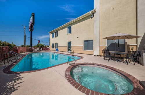 Terrell Hotel | Quality Inn & Suites Terrell