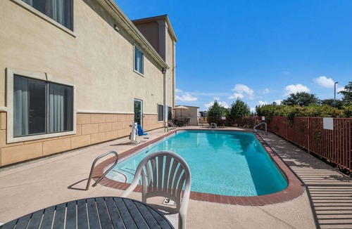 Terrell Hotel | Quality Inn & Suites Terrell