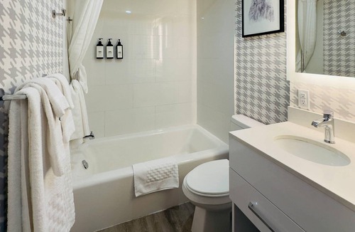 Thunder Bay Hotel | Quality Inn & Suites Thunder Bay Downtown