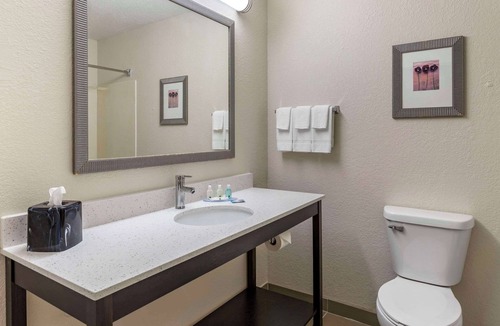 Bay City Hotel | Quality Inn & Suites