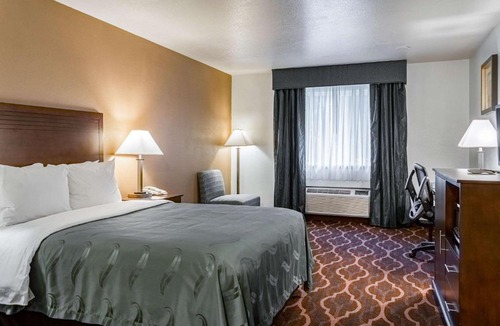 Pleasant Valley Hotel | Quality Inn & Suites Vancouver North