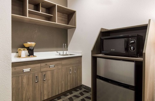 Bellmead Hotel | Quality Inn & Suites Waco North