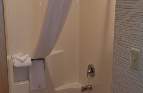 Warren Hotel | Quality Inn & Suites Warren - Detroit