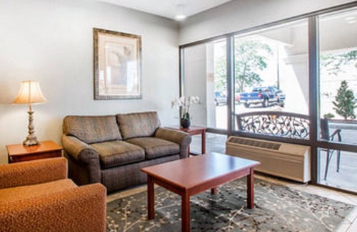 Turners Hotel | Quality Inn US65 & E. Battlefield Rd. Springfield