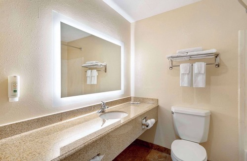 Valley Hotel | Quality Inn Valley - West Point