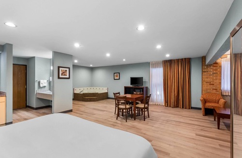 Waverly Hotel | Quality Inn Waverly