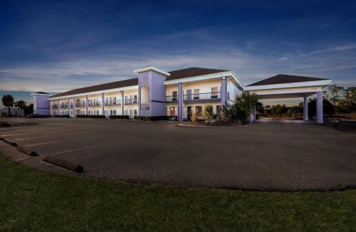 North Weeki Wachee Hotel | Quality Inn Weeki Wachee - Spring Hill