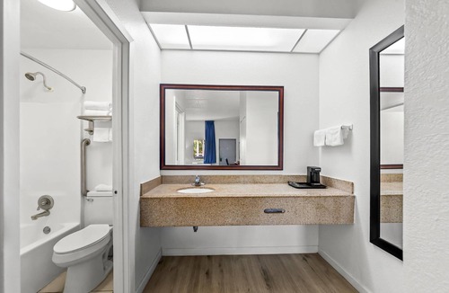 North Weeki Wachee Hotel | Quality Inn Weeki Wachee - Spring Hill