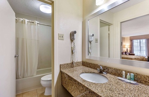 Rolling Road Farms Hotel | Quality Inn Windsor Mill - Baltimore