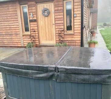 Bramley Cabin | Quality Oak Barn with Hot Tub and Parking