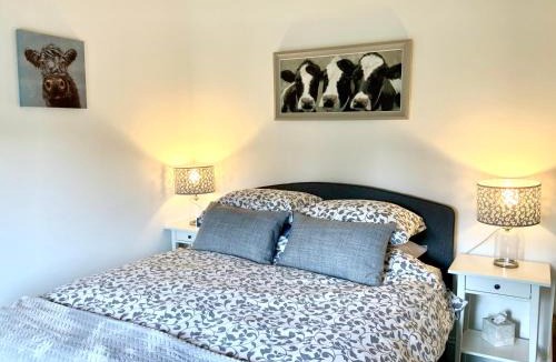 Bramley Cabin | Quality Oak Barn with Hot Tub and Parking