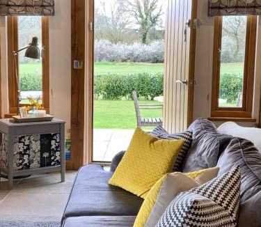 Bramley Cabin | Quality Oak Barn with Hot Tub and Parking