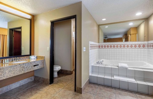 Addison Hotel | Quality Suites Addison - Dallas