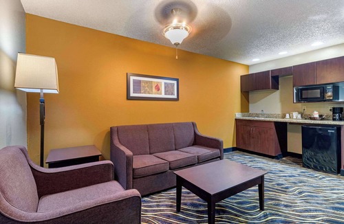 Addison Hotel | Quality Suites Addison - Dallas