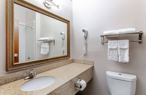 Franklin Park Hotel | Quality Suites Austin South St. Elmo District