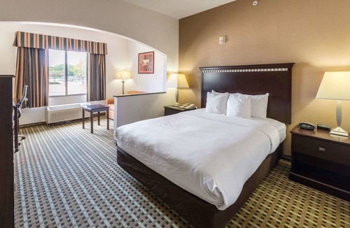 Burleson Hotel | Quality Suites Burleson - Ft. Worth