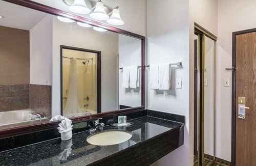 Burleson Hotel | Quality Suites Burleson - Ft. Worth