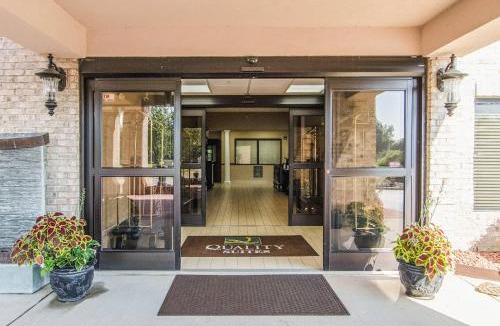 Graham Hotel | Quality Suites Graham - Burlington South