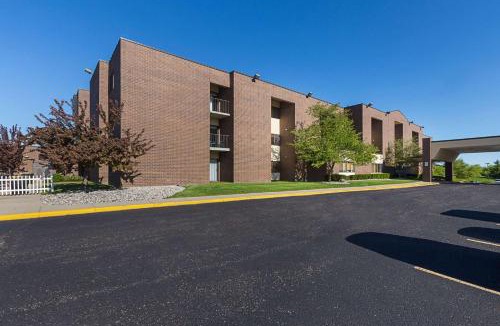Lansing Hotel | Quality Suites Lansing West