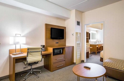 Lansing Hotel | Quality Suites Lansing West
