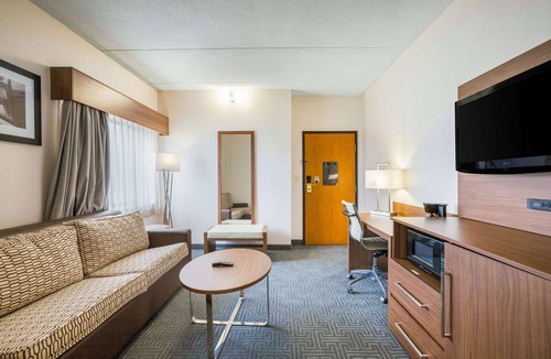 Lansing Hotel | Quality Suites Lansing West