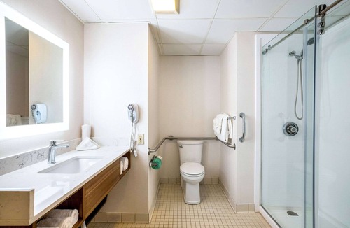 Lansing Hotel | Quality Suites Lansing West