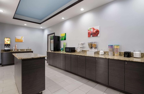 Tulsa Hotel | Quality Suites Tulsa I-44