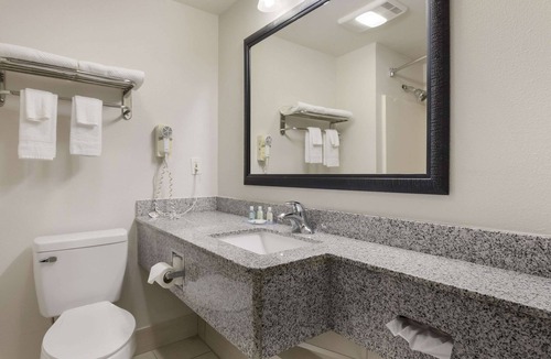 Tulsa Hotel | Quality Suites Tulsa I-44