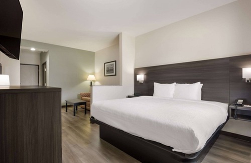 Tulsa Hotel | Quality Suites Tulsa I-44