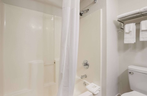 Tulsa Hotel | Quality Suites Tulsa I-44