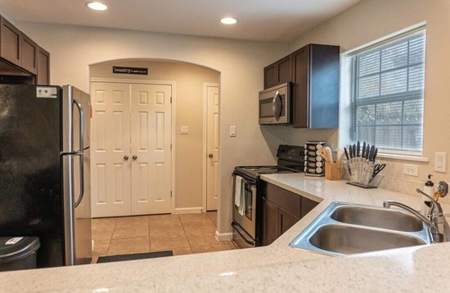 Uptown House | Quarry Downtown Airport 10 mins or less