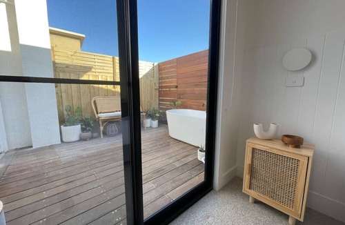 Lakes Entrance Apartment | Quarterdeck 2br *Waterfront* Apartment