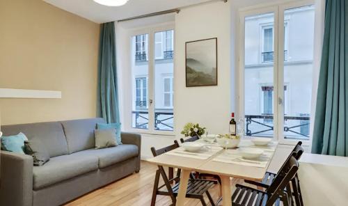 Quartier de la Porte-Saint-Denis Apartment | Quartier a la mode du Marais climatise 2 chambres