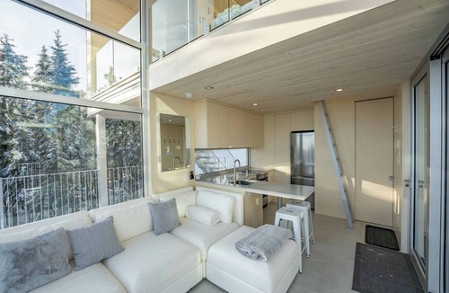 Lac Beauport House | QUARTZ - Micro Chalet | Spa & Mountain Views near Québec