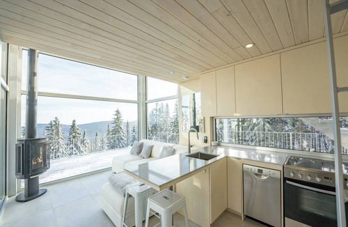 Lac Beauport House | QUARTZ - Micro Chalet | Spa & Mountain Views near Québec
