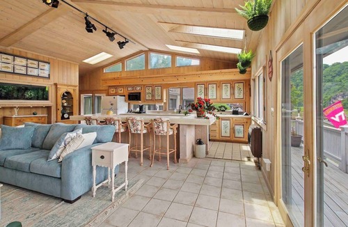 Hiwassee House | Quattro Doggos- Escape on the Lake!