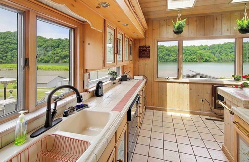 Hiwassee House | Quattro Doggos- Escape on the Lake!