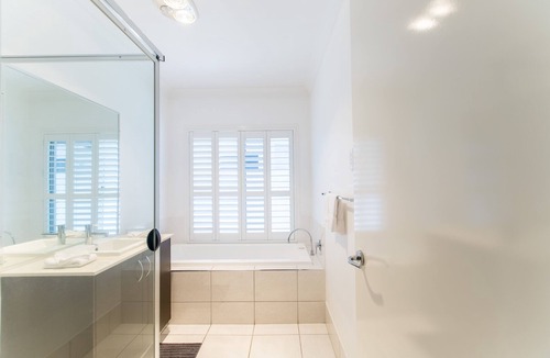 Biggera Waters House | Quay River Beach Hotel