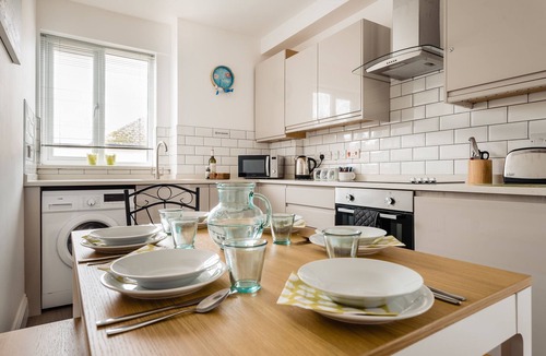 Roundham Apartment | Quayside View – Stylish Harbourfront Apartment in Paignton, Devon